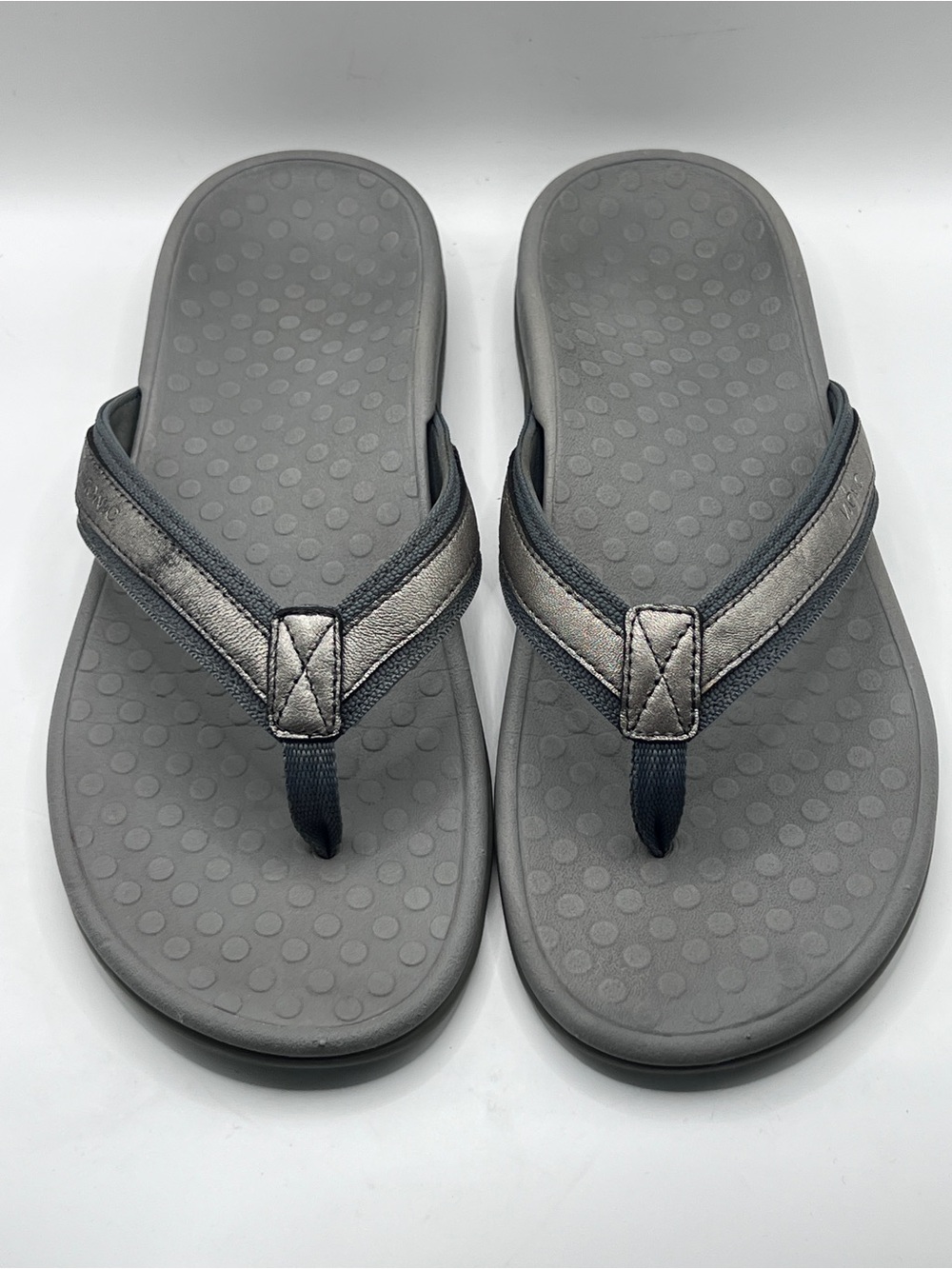Vionic Tide II women's orthopedic thong sandals Sz 10 Grey Pewter Metallic